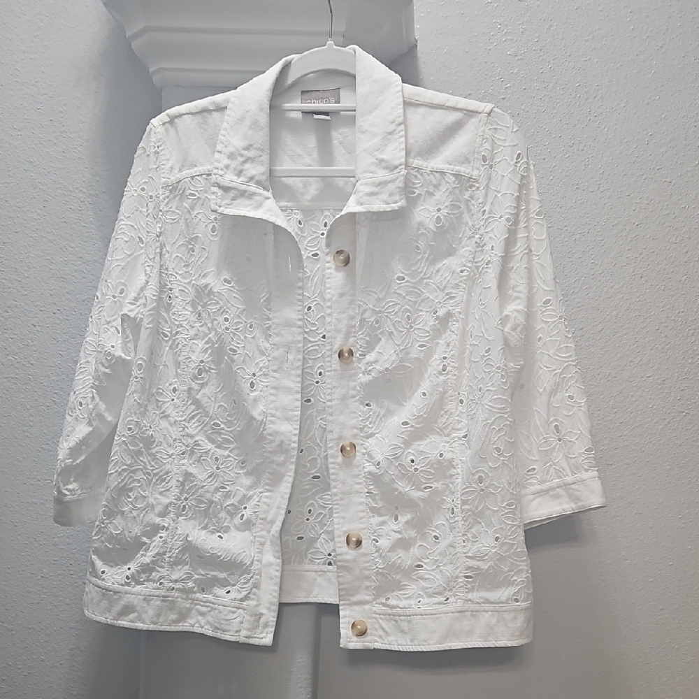 Chico's Elegant White Button-Up Jacket with Quarter-Length Sleeves.